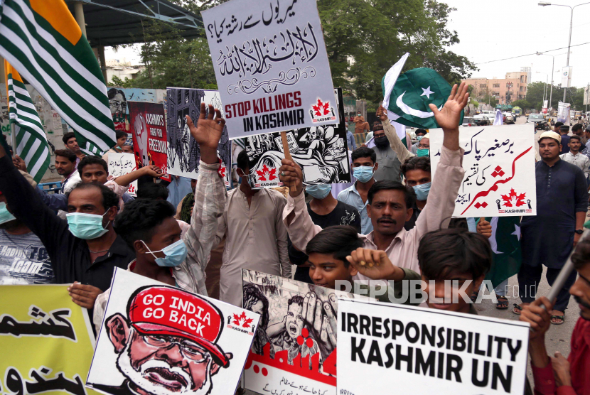 Pendukung organisasi Forum Kashmir Dunia memegang plakat dan meneriakkan slogan-slogan selama protes menentang kekerasan di India yang dikelola Kashmir, di Karachi, Pakistan, 07 Juli 2020. India dan Pakistan telah terlibat dalam tiga perang, dua di antaranya atas wilayah Kashmir yang disengketakan, dan beberapa konflik kecil sejak kemerdekaan mereka dari pemerintahan Inggris pada tahun 1947. 