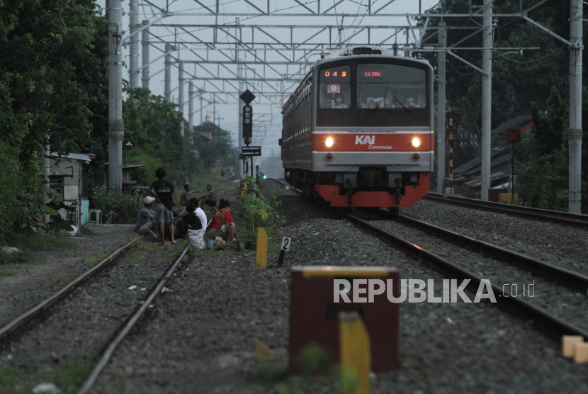 Kereta Rel Listrik atau KRL rute Yogyakarta - Solo melintas di kawasan Lempuyangan, Yogyakarta. 