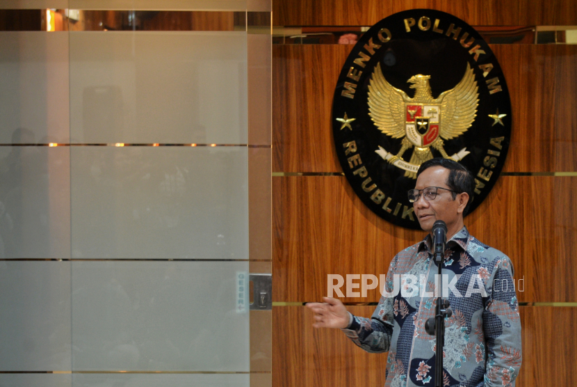 Menko Polhukam Mahfud MD memberikan keterangan pers terkait pengunduran dirinya sebagai menteri di Kemenko Polhukam, Jakarta, Kamis (1/2/2024). Menteri Koordinator Bidang Politik, Hukum dan Keamanan (Menkopolhukam) Mahfud MD resmi mengundurkan diri sebagai Menteri di Kabinet Indonesia Maju (KIM) usai menyerahkan surat permohonan pengunduran diri kepada Presiden Joko Widodo di Istana Negara, Kamis (1/2) sore. Usai konferensi pers, Mahfud pamitan kepada wartawan dan selfie dengan semua wartawan yang meliput di Kemenko Polhukam.