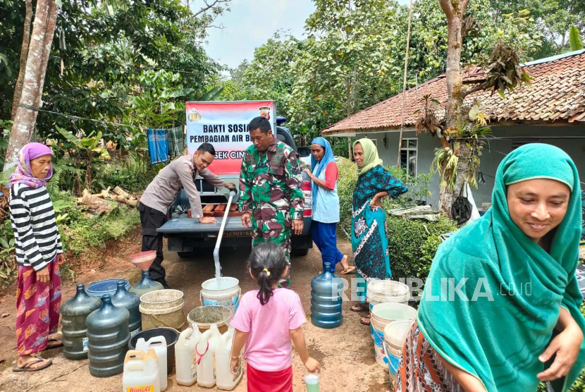 Polisi mendistribusikan air bersih untuk di Kampung Neglasari, Desa Cijulang, Kecamatan Cineam, Kabupaten Tasikmalaya, Jawa Barat. 