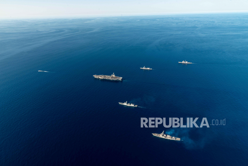Sebuah foto selebaran yang disediakan oleh Kementerian Pertahanan Korea Selatan menunjukkan USS Annapolis (kiri), kapal induk bertenaga nuklir USS Ronald Reagan (tengah), dan kapal perusak kelas Asahi Jepang, selama angkatan laut gabungan AS, Korea Selatan dan Jepang Latihan di Laut Timur, Korea Selatan, 30 September 2022.