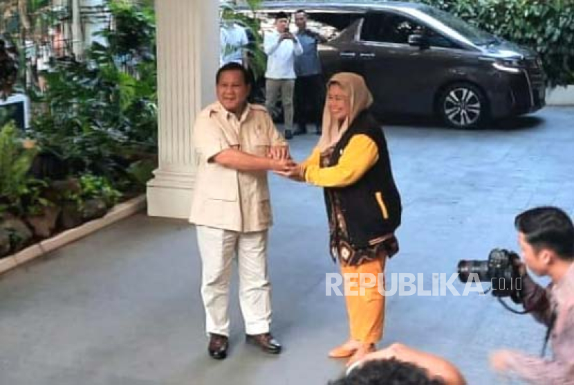 Calon Presiden dari Koalisi Indonesia Maju (KIM) Prabowo Subianto menerima kunjungan putri Presiden Gus Dur, Yenny Wahid, di kediamannya, Jalan Kertanegara, Jakarta Selatan, Rabu (6/9/2023). 