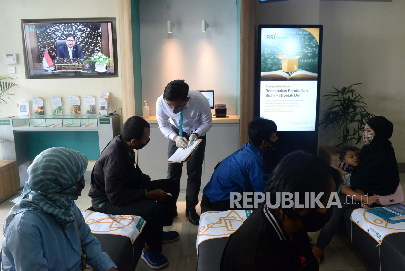 Perbankan syariah perlu eksplorasi dan lakukan sosialisasi produknya yang berbeda dari bank konvensional. Praktisi dan Akademisi Perbankan Syariah, Tika Arundina menyampaikan masih banyak produk potensial yang perlu diketahui pasar.