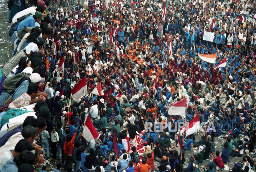 Mahasiswa se-Jakarta, Bogor, Tangerang, dan Bekasi mendatangi Gedung MPR/DPR untuk demonstrasi  pada 21 Mei 1998 menuntut reformasi dan pengunduran diri Presiden RI Soeharto.