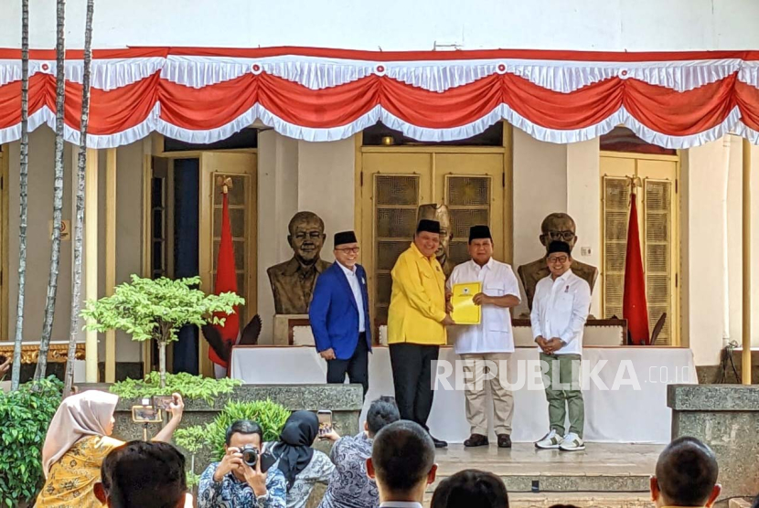 Partai Golkar, Partai Amanat Nasional (PAN),dan Partai Kebangkitan Bangsa (PKB) resmi meneken kerja sama untuk mendukung Prabowo Subianto sebagai bakal calon presiden, di Museum Perumusan Naskah Proklamasi, Jakarta, Ahad (13/8/2023).