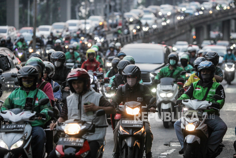 Pengendara motor terjebak kemacetan saat melintasi Jalan Gatot Subroto di Jakarta, Selasa (21/5/2024). 