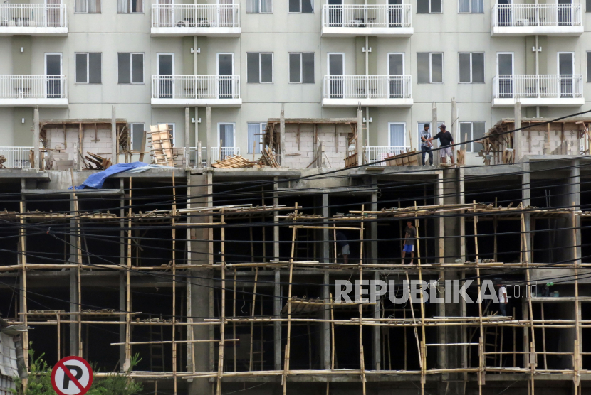 Pekerja menyelesaikan pembangunan apartemen di Kota Bogor, Jawa Barat, Selasa (26/1/2020). Menteri Pekerjaan Umum dan Perumahan Rakyat (PUPR) Basuki Hadimuljono optimistis kehadiran vaksin COVID-19 dan UU Nomor 11 Tahun 2020 tentang Cipta Kerja akan membangkitkan kembali pasar properti pada tahun 2021. 