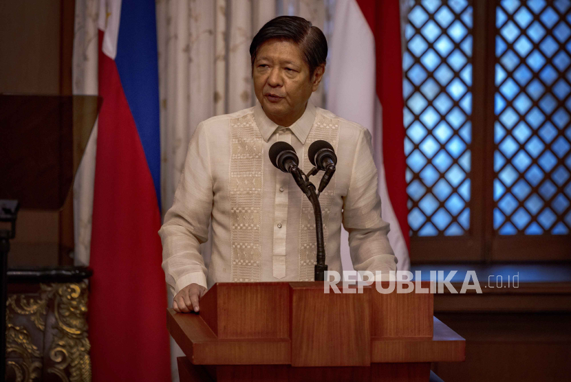 Presiden Filipina Ferdinand Marcos Jr menyampaikan pernyataan bersama dengan Presiden Indonesia Joko Widodo di Istana Malacanang di Manila, Filipina Rabu, (10/1/2024).