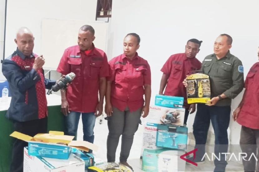 Pemkab Biak salurkan bantuan Otsus peralatan kerja warga asli Papua.