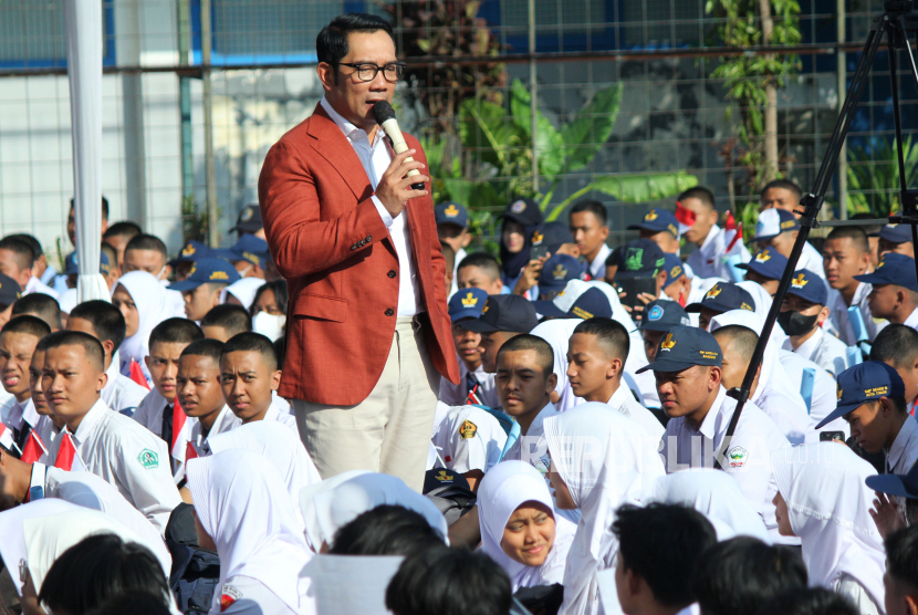Gubernur Jawa Barat Ridwan Kamil berbincang dengan peserta didik baru saat pembukaan Masa Pengenalan Lingkungan Sekolah (MPLS) SMA/SMK/SLB se-Jawa Barat di SMKN 12 Kota Bandung, Senin (17/7/2023). 