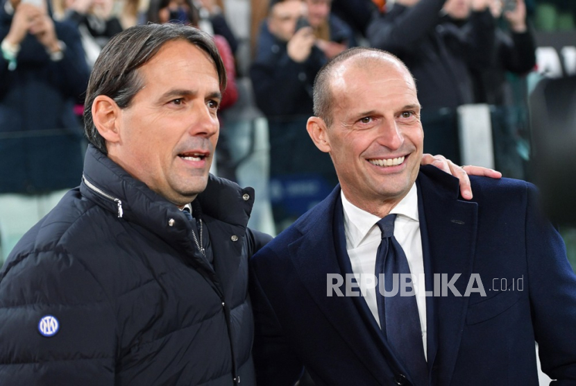 Juventus coach Massimiliano Allegri (R) and Inter coach Simone Inzaghi interact during the Italian Serie A soccer match Juventus FC vs FC Inter in Turin, Italy, 26 November 2023.  