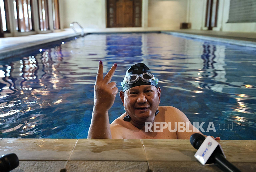 Capres nomor urut 2, Prabowo Subianto berenang usai nyoblos, di kediaman pribadinya, Bukit Hambalang, Desa Bojong Koneng, Kabupaten Bogor, Rabu (14/2/2024).  