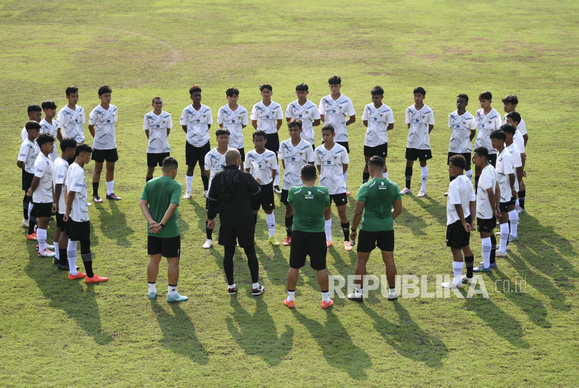 Pelatih Timnas U-16 Nova Arianto (tengah) memberikan instruksi kepada pemain saat pemusatan latihan di Lapangan B, Kompleks Gelora Bung Karno (GBK), Senayan, Jakarta, Senin (19/2/2024). Pemusatan latihan tersebut dipersiapkan untuk mengikuti gelaran Piala AFF U-16 dan kualifikasi Piala Asia U-17. 