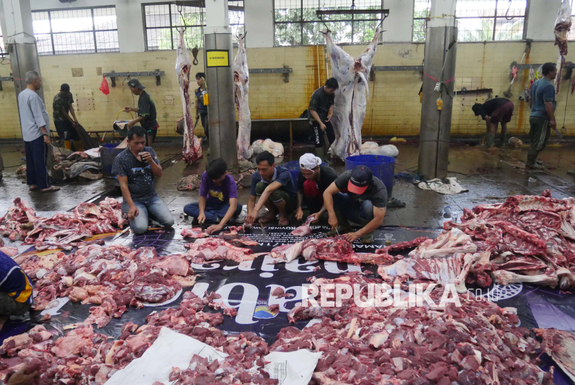 Kesibukan petugas Rumah Potong Hewan (RPH) mengurus daging kurban di RPH Ciroyom, Kota Bandung, Sabtu (7/6). Pemkot Bandung mengimbau warga agar memanfaatkan layanan RPH untuk pemotongan hewan kurban. Selain juru sembelih halal di RPH telah memiliki kompetensi dan tersertifikasi, juga bisa mencegah timbunan sampah pasca Idul Adha.