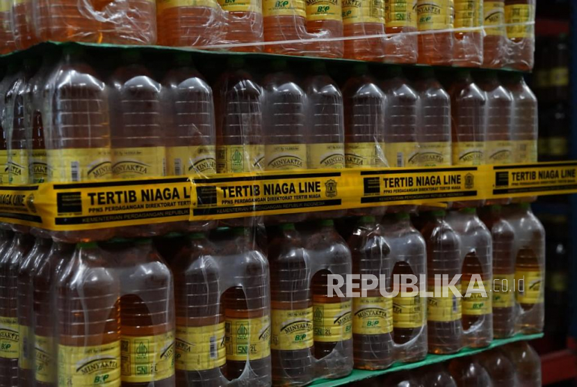 Tumpukan Minyakita di gudang produsen PT Bina Karya Prima di kawasan Marunda, Jakarta Utara, Selasa (7/2/2023). Minyakita kini dibatasi aturan penjualannya untuk mencegah kelangkaan di kemudian hari. (ilustrasi)
