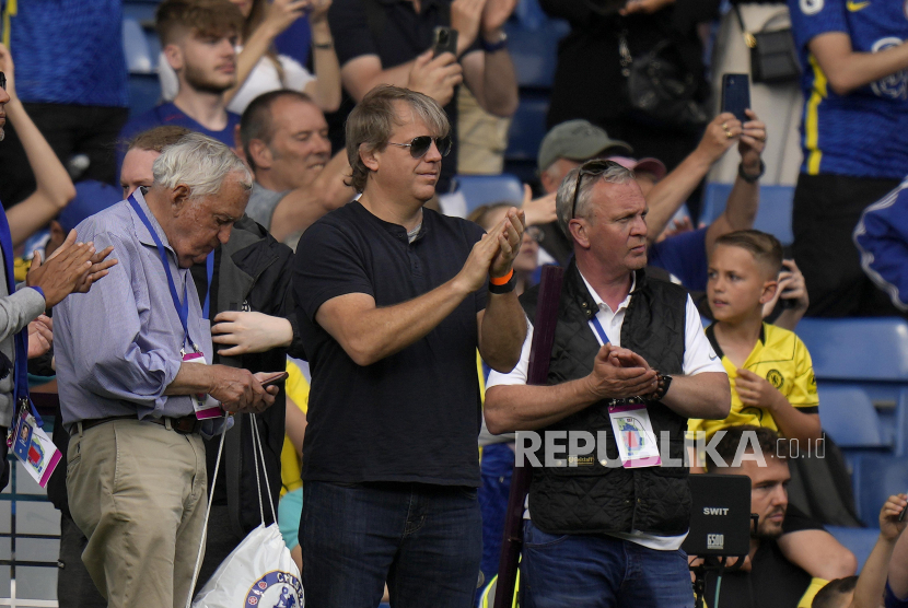 Pengusaha Amerika Todd Boehly, tengah, bertepuk tangan saat dia menghadiri pertandingan sepak bola Liga Premier Inggris antara Chelsea dan Watford di stadion Stamford Bridge di London, Ahad, 22 Mei 2022