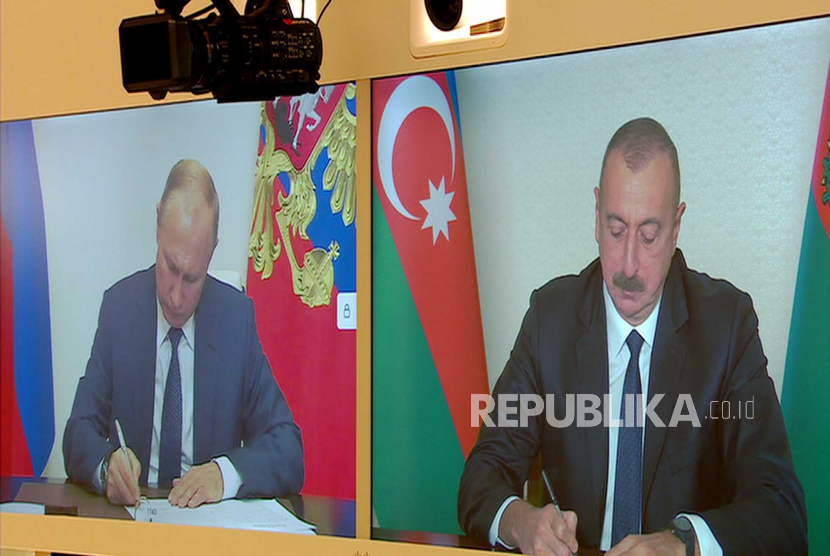  Sebuah foto selebaran tersedia 10 November 2020 di situs resmi Presiden Azerbaijan menunjukkan Presiden Azerbaijan Ilham Aliyev (kanan) dan Presiden Rusia Vladimir Putin (kiri) menandatangani dokumen selama panggilan konferensi video di Baku, Azerbaijan, 09 November 2020. 