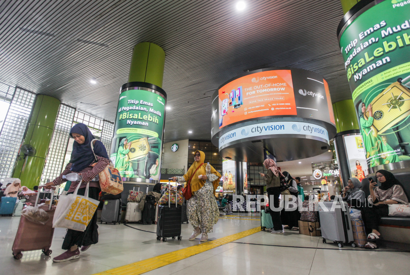 Calon penumpang bersiap menuju peron untuk menaiki kereta di Stasiun Gambir, Jakarta Pusat, Rabu (8/5/2024). 