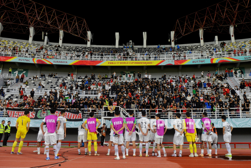 Pemain Timnas Indonesia menghampiri suporter usai bertanding melawan Timnas Maroko pada babak penyisihan Piala Dunia U17 di Stadion Gelora Bung Tomo, Surabaya, Jawa Timur.
