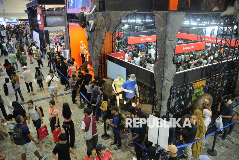 Pengunjung memadati gelaran Indonesia Outdoor Festival (INDOFEST) 2025 di Hall B Jakarta Internasional Convention Center (JICC), Kamis (12/6/2025). Gelaran bazar perlengkapan kegiatan outdoor (luar ruangan) dari produk dalam dan luar negeri, INDOFEST 2025 resmi dibuka dan akan berlangsung hingga 15 Juni 2025. Event Lebaran Anak Outdoor tahun ini, digelar dengan melibatkan 139 jenama baik brand lokal maupun brand luar. INDOFEST 2025 kembali menghadiri berbagai produk baru, lebih dari 20 brand lokal baru hadir di dalam acara ini. Selain itu banyak promosi yang ditawarkan oleh brand salah satunya diskon produk mencapai 50-70 persen.