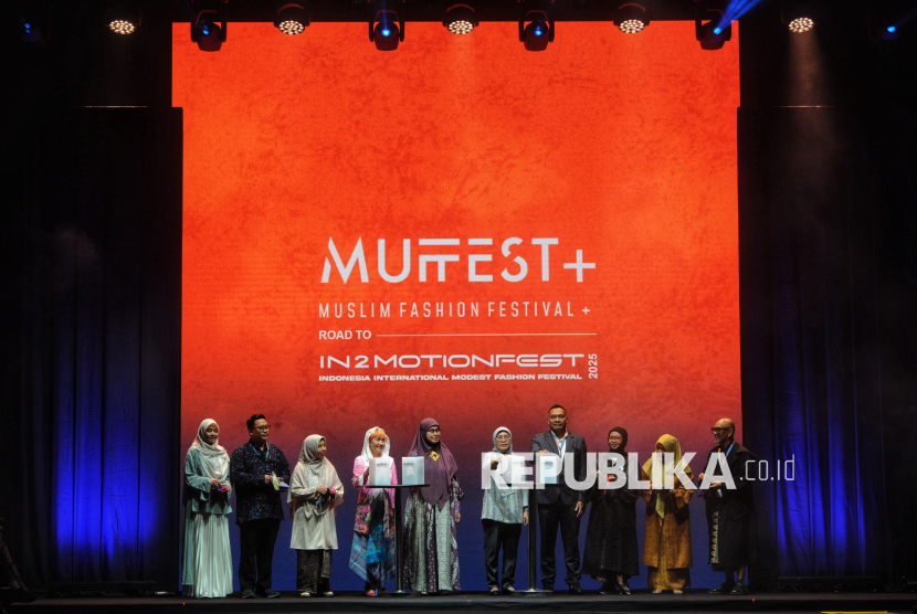 Tamu undangan VIP saat membuka gelaran Muffest+ 2025 di JICC, Jakarta, Kamis (20/2/2025). Muffest+ 2025 yang mengusung tema connecting in style ini menghadirkan lebih dari 130 desainer dan brand lokal yang berlangsung hingga 23 Februari 2025. MUFFEST+ juga berkomitmen untuk terus mendukung jenama lokal untuk bisa mendunia dengan memberikan edukasi, talk show, hingga mendatangkan investor untuk berkolaborasi dengan para desainer sebagai usaha untuk menjadikan Indonesia sebagai pusat modest fashion dunia.