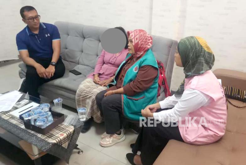 Dokter Qory Ulfiyah Ramayanti (baju pink), yang dilaporkan hilang sejak Senin (13/11/2023), sudah ditemukan dan dimintai keterangan di Markas Polres Bogor, Jumat (17/11/2023). akhirnya ditemukan. 