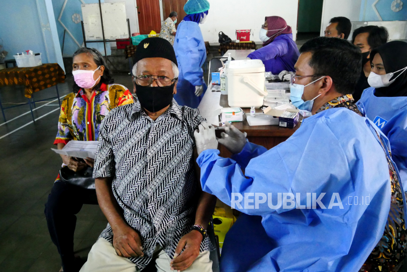 Warga lansia mengikuti vaksinasi Covid-19 booster di Kalurahan Sardonoharjo, Sleman, Yogyakarta. Kasus penularan Covid-19 di Sleman cukup terkendali dan rendah. Ilustrasi.