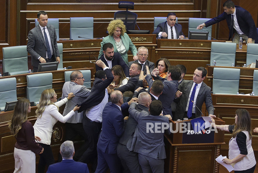 Anggota parlemen saling dorong saat perkelahian pecah di parlemen Kosovo di Pristina, Kosovo, Kamis, 13 Juli 2023.