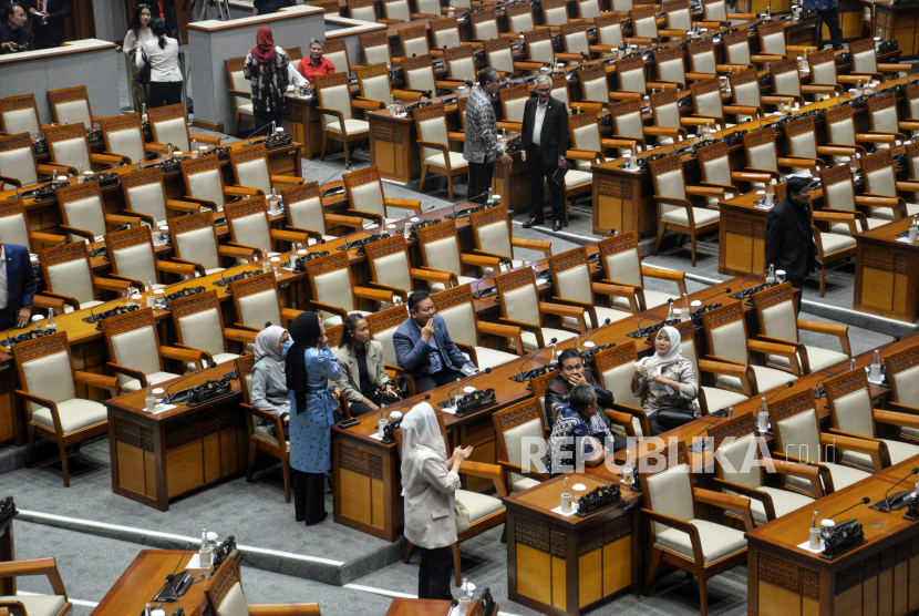 Anggota DPR membubarkan diri setelah Rapat Paripurna DPR RI ke-3 Masa Persidangan I 2024-2025 diputuskan untuk ditunda di Kompleks Parlemen, Senayan, Jakarta, Kamis (22/8/2024).