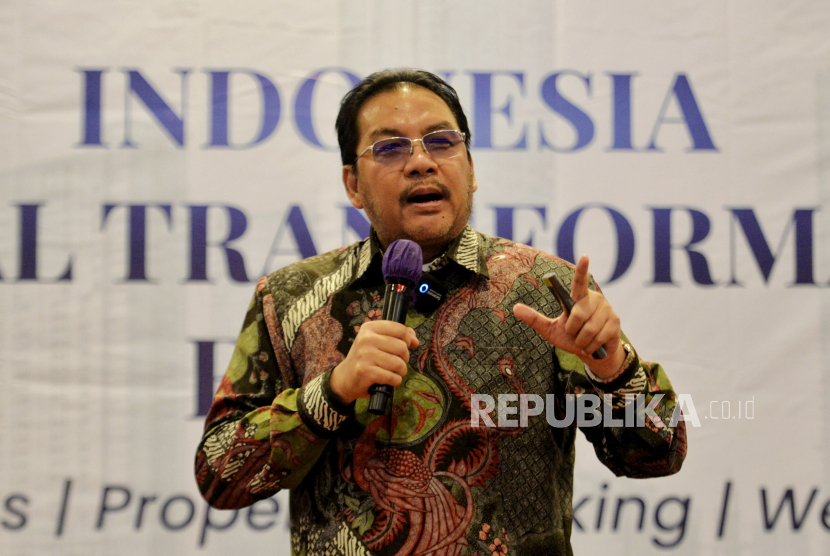 Pendiri Lingkaran Survei Indonesia (LSI), Denny JA memaparkan materi saat menjadi pembicara di Jakarta, Sabtu (25/2/2023). (Ilustrasi)