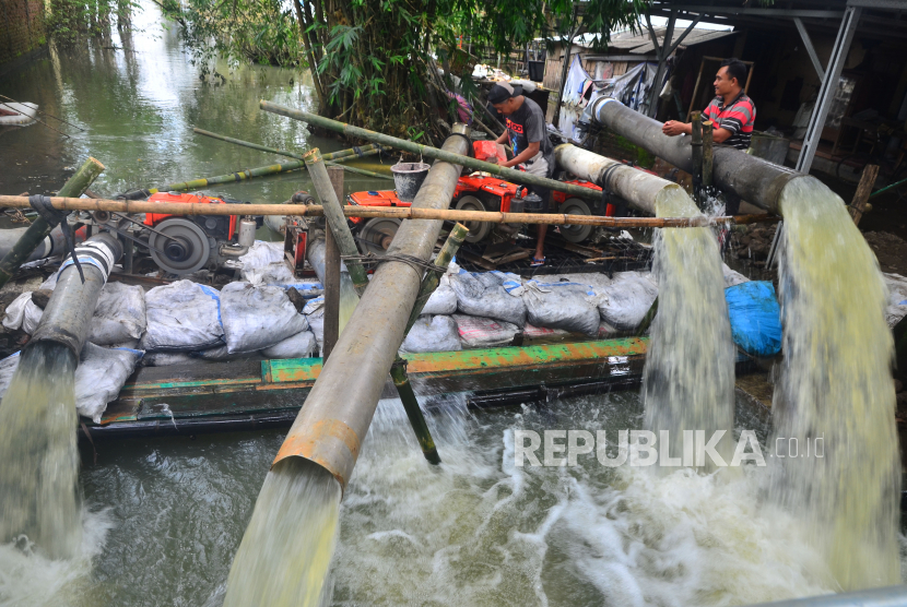 Petugas mengisi bahan bakar pada mesin pompa air yang menyedot air banjir di Kudus, Jawa Tengah (ilustrasi) 