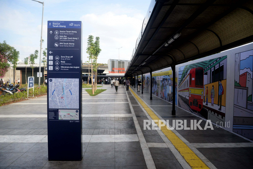 Suasana kawasan stasiun terpadu di Stasiun Tanah Abang, Jakarta, Rabu (17/6). Program penataan kawasan stasiun terpadu ini adalah bentuk sinergitas antara pemerintah pusat dan pemerintah DKI Jakarta, Demi mewujudkan layanan di bidang transportasi massal yang terintegrasi dan pelayanan masyarakat berjalan optimal