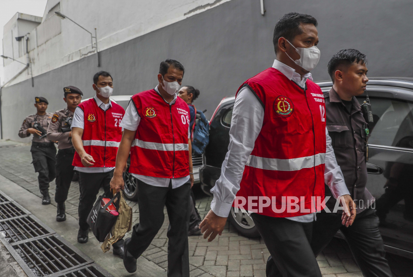  (Dari kanan-kiri) Terdakwa kasus penyerbuan stadion Kanjuruhan, petugas kepolisian Bambang Sidik Achmadi, Hasdarmawan dan Wahyu Setyo Pranoto tiba untuk sidang putusan di Pengadilan Negeri Surabaya di Surabaya, Kamis (16/3/2023). Para terdakwa terancam hukuman penjara bertahun-tahun atas perbuatan mereka peran dalam pertandingan sepak bola antara Arema dan Persebaya Oktober 2022 yang berakhir ricuh dengan tewasnya 135 suporter.