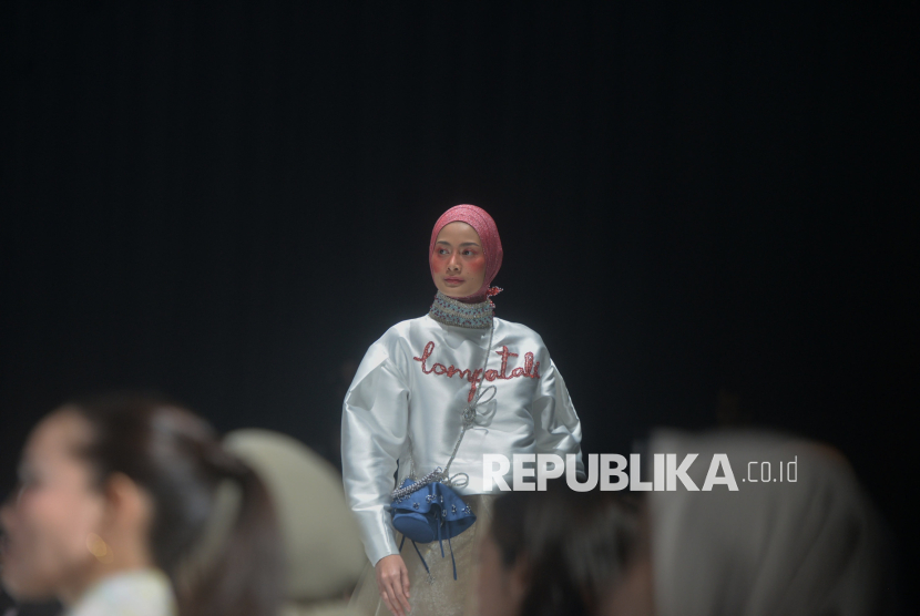 Model memperagakan busana dari jenama Fashion Ria Miranda pada RIAMIRANDA Annual Show 2025 di Jakarta, Jumat (29/11/2024). Desainer Ria Miranda menggelar annual show 2025 dengan menampilkan total 60 look dari koleksi ready to wear dan signature.