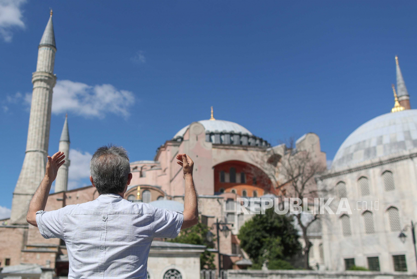 Seorang lelaki berdoa di depan Museum Hagia Sophia di Istanbul, Turki, 10 Juli 2020. Pengadilan administrasi tertinggi Turki pada 10 Juli 2020 memutuskan bahwa museum yang dulunya sebuah masjid yang dibangun di katedral dapat diubah menjadi masjid lagi dengan menganilasinya. status sebagai museum.