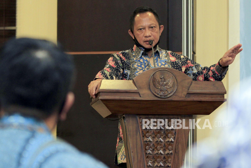 Mendagri Tito Karnavian memberikan sambutan saat menghadiri rapat persiapan Pilkada Serentak Tahun 2020 di Jayapura, Papua, Jumat (10/7/2020). Kunjungan kerja mendagri tersebut untuk mengecek kesiapan pemerintah daerah dalam penyelengaraan pilkada serentak yang rencananya akan dilaksanakan pada 9 Desember 2020. 
