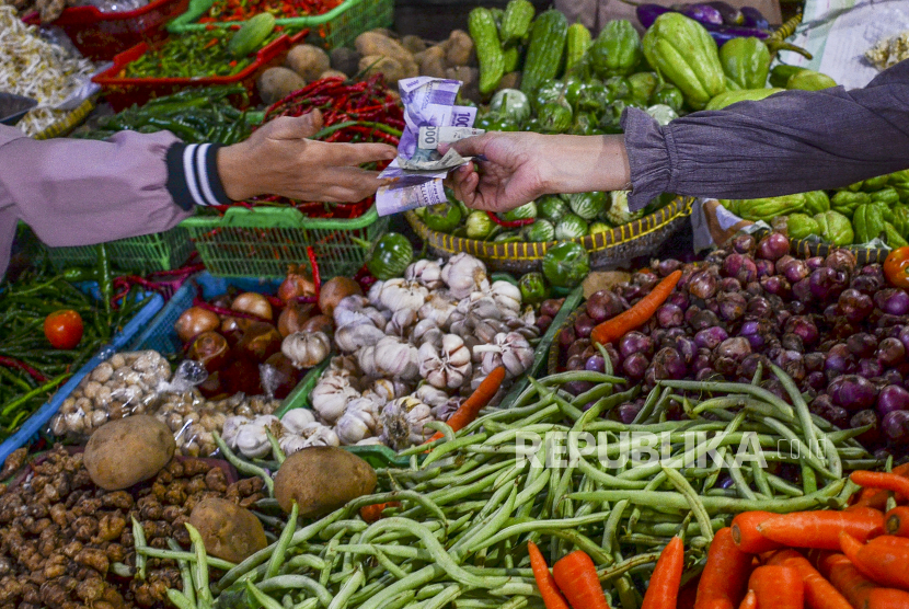 Pedagang sembako dan sayuran melayani pembeli di Pasar Subuh, Kabupaten Ciamis, Jawa Barat, Jumat (11/6/2021). Pemerintah terus berupaya untuk mengoptimalkan penerimaan negara melalui sektor perpajakan, dengan berencana mengenakan pajak pertambahan nilai (PPN) untuk 13 kategori bahan pokok. 