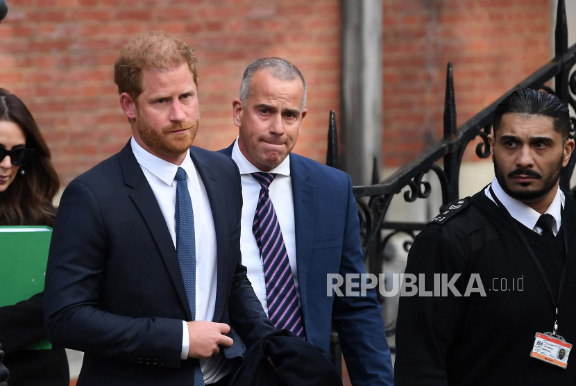 Pangeran Harry dari Inggris (kiri) meninggalkan Pengadilan Tinggi di London, Inggris, (27/3/2023). Pangeran Harry telah hadir di Pengadilan Tinggi dalam sidang terkait gugatan privasinya terhadap Associated Newspapers. Kerajaan Inggris muncul bersama orang lain yang menuntut surat kabar Daily Mail karena penyadapan telepon dan pelanggaran privasi.