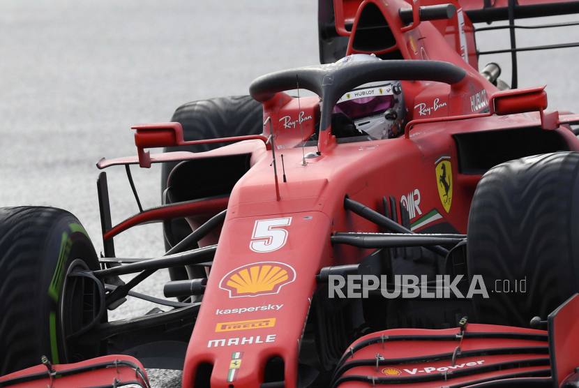  Pembalap Ferrari Sebastian Vettel dari Jerman mengemudikan mobilnya selama Grand Prix Formula Satu Turki di arena pacuan kuda Istanbul Park di Istanbul, Minggu, 15 November 2020.