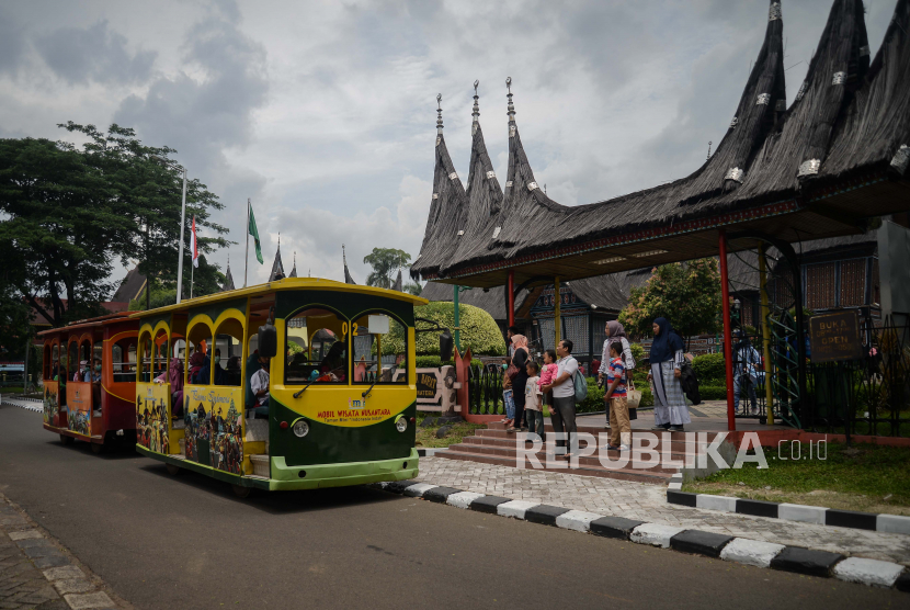 Taman Mini Indonesia Indah (TMII), Jakarta Timur, menyajikan kegiatan anjungan dan museum melalui layanan digital selama perpanjangan PPKM (ilustrasi).