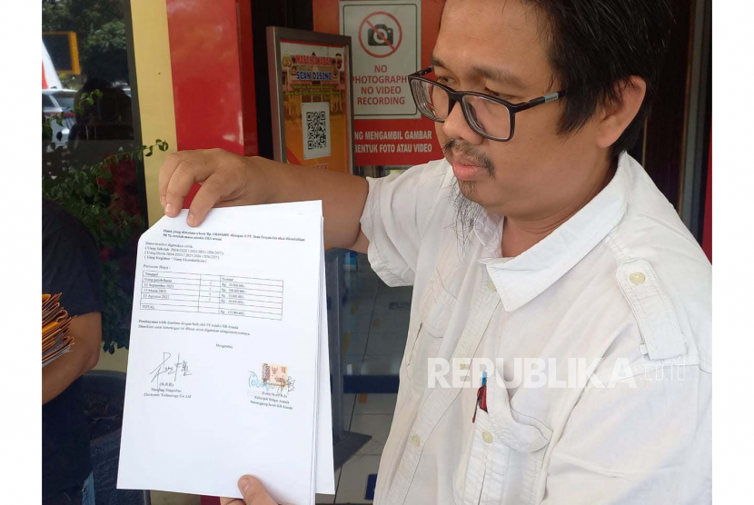 Sejumlah orang tua siswa melaporkan oknum pengajar di salah satu lembaga pendidikan di Kota Bandung ke Polda Jabar terkait dugaan penipuan dan penggelapan uang mencapai Rp 5 miliar, Kamis (13/7/2023). 