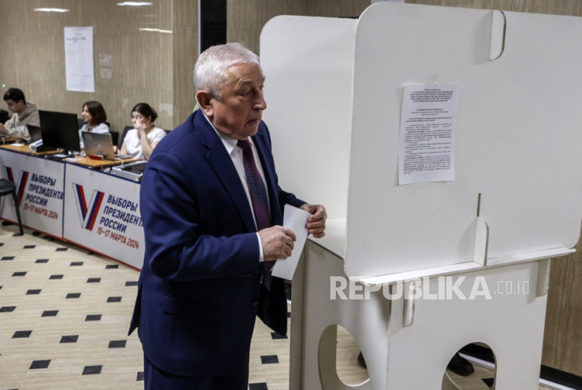 Kandidat presiden Partai Komunis Rusia, Nikolai Kharitonov, memberikan suara pada pemilihan presiden di Moskow, Rusia, Ahad (17/3/2024).