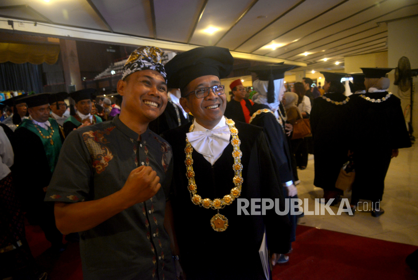 Ketua Majelis Wali Amanat UGM, Pratikno berfoto dengan peserta usai Rapat Terbuka Universitas Gajah Mada dalam rangka Dies Natalis ke-74 UGM di Grha Sabha Pramana, Yogyakarta, Selasa (19/12/2023).