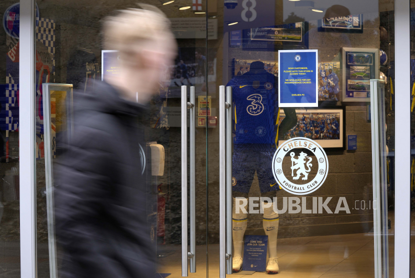 Seorang penggemar melewati toko merchandise yang ditutup menjelang pertandingan sepak bola Liga Inggris antara Chelsea dan Newcastle United di stadion Stamford Bridge di London, Ahad, 13 Maret 2022. 