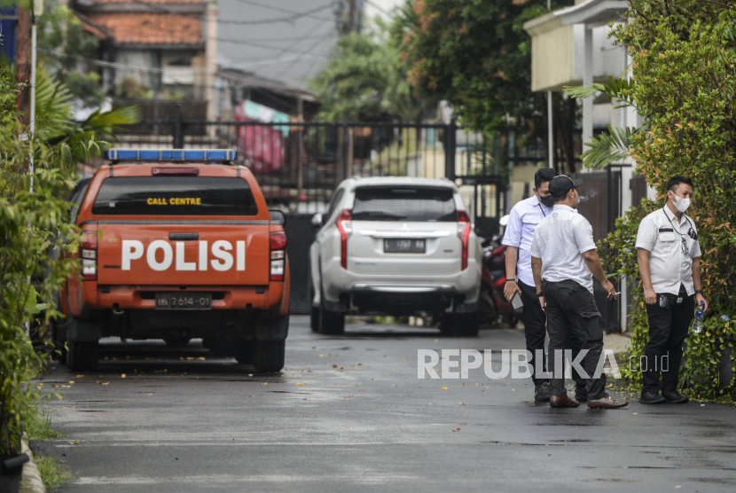 Anggota kepolisian berjaga di samping rumah dinas Kadiv Propam Polri Irjen Pol Ferdy Sambo saat berlangsungnya olah TKP di Kompleks Polri Duren Tiga, Jakarta, Rabu (13/7/2022). Pakar hukum pidana sarankan perlu ada aturan khusus soal kekerasan sesama polisi.