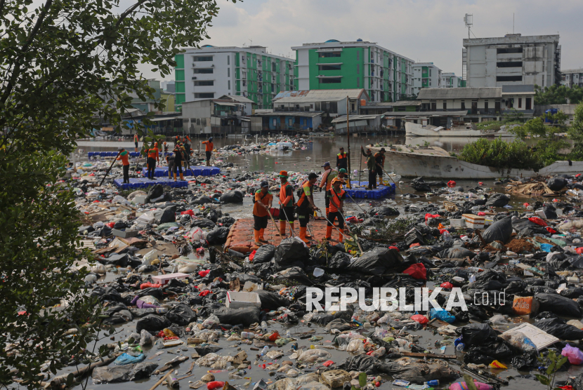 Ratusan Petugas Berjibaku Bersihkan Sampah di Pesisir Muara Baru Jakarta