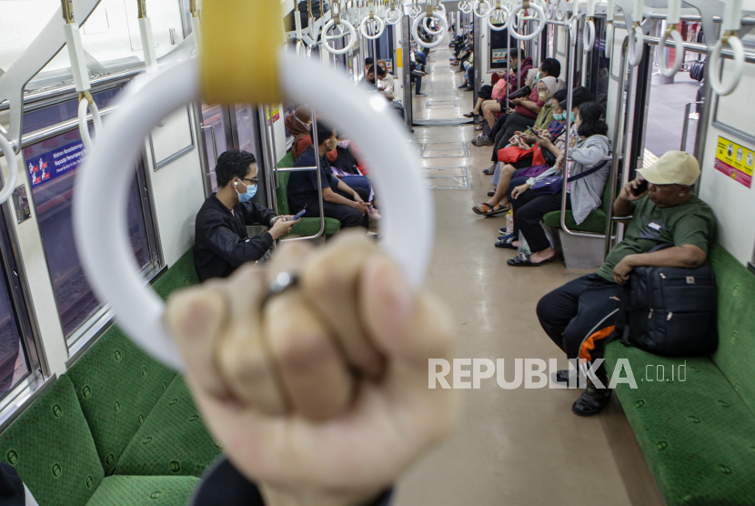Sejumlah penumpang duduk di dalam gerbong kereta listrik (KRL) Commuterline di Stasiun Tangerang, Banten, Kamis (29/12/2022).