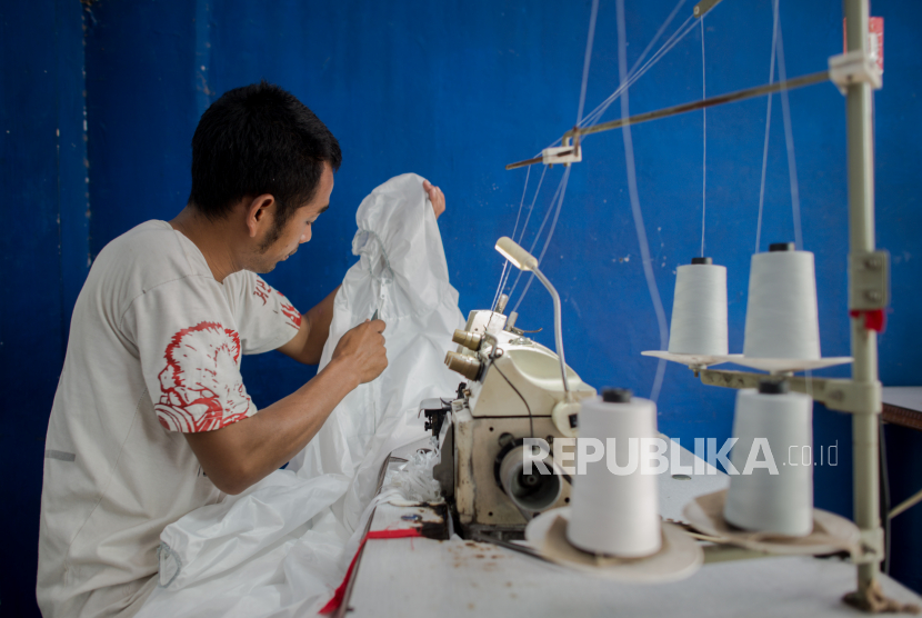 Mataram Minta Petugas Kesehatan di Puskesma Gunakan APD. Pekerja menyelesaikan pembuatan pakaian untuk alat pelindung diri tenaga medis di Pusat Industri Kecil, di kawasan Penggilingan, Jakarta Timur.