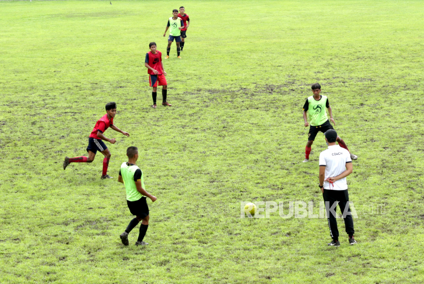 Peserta seleksi Timnas U-16 berlatih di Stadion Diponegoro, Banyuwangi, Jawa Timur, Jumat (5/3/2021). Seleksi Timnas U-16 tingkat daerah tersebut diikuti sebanyak 235 peserta dari klub dan sekolah sepak bola.