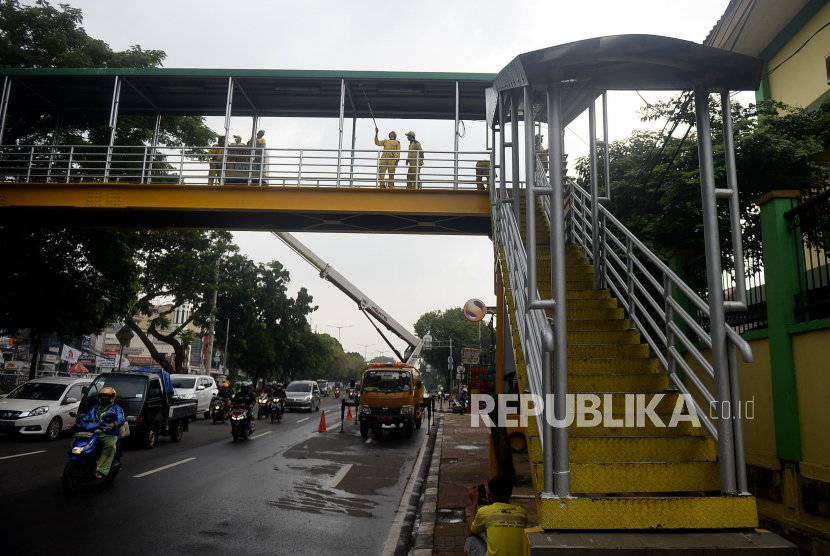[Ilustrasi] Petugas Dinas Bina Marga DKI Jakarta melakukan pengecatan Jembatan Penyeberangan Orang (JPO).
